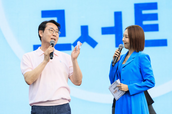 ▲ 정명근 화성특례시장이 특별한 콘서트 무대에서 시민들에게 인사말을 전하고 있다.