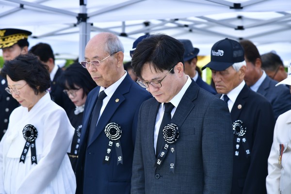 ▲ 묵념하고 있는 김병수 김포시장.