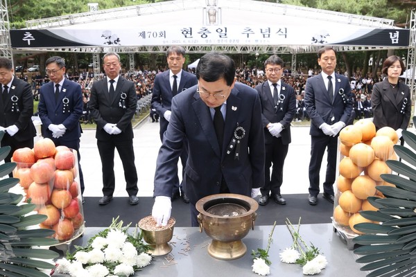 ▲ 주낙영 경주시장이 6일 황성공원 충혼탑에서 제70회 현충일 추념식에 참석해 분향하고 있다.