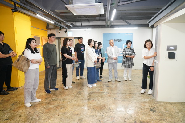 ▲ 용인특례시의회 의원들이 전주 에너지센터 관계자로부터 설명을 들으며 센터를 둘러보고 있다.