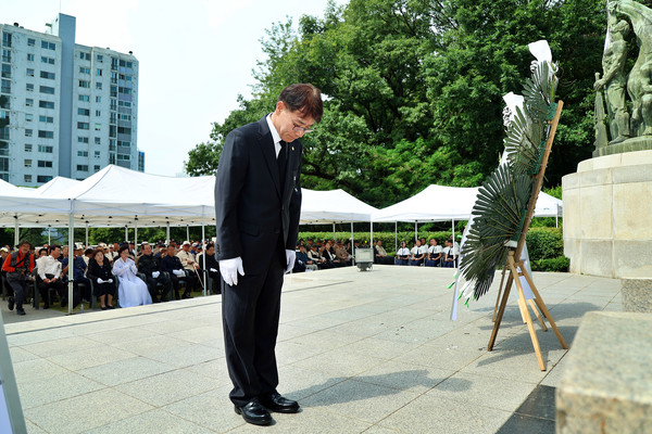 ▲ 김학기 의장이 제70회 현충일 추념식에서 묵념하고 있다.