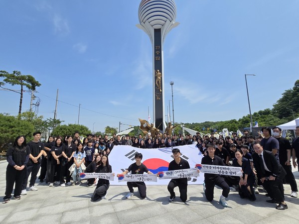 ▲ 현충일 참배 모습.