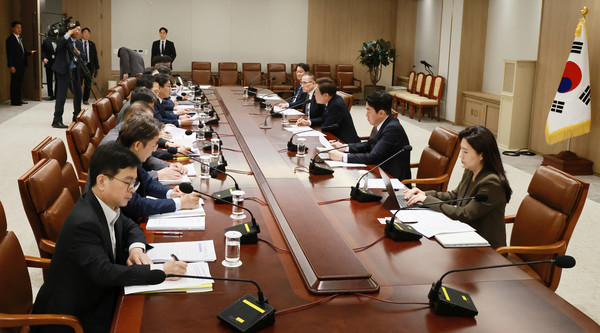 ▲ 이재명 대통령이 서울 용산 대통령실 청사에서 ‘비상경제점검 태스크포스(TF) 회의’를 주재하고 있다. /뉴시스