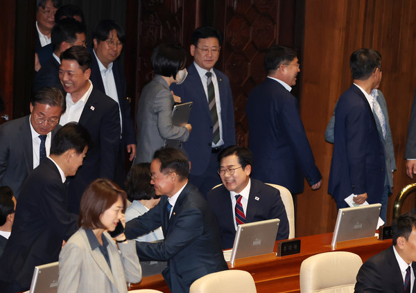 ▲ 박찬대 더불어민주당 당대표 직무대행 겸 원내대표 등 당 소속 의원들이 5일 오후 서울 여의도 국회에서 열린 제426회 국회(임시회) 제1차 본회의에 참석하고 있다. /뉴시스