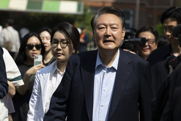 ▲ 윤석열 전 대통령 내외가 제21대 대통령선거일인 3일 오전 서울 서초구 원명초등학교에 마련된 서초4동 제3투표소로 향하고 있다. /뉴시스