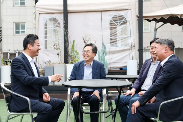 ▲ (왼쪽부터) 김진경 의장, 김동연 도지사, 최종현 의원, 김정호 의원.