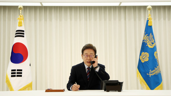 ▲ 이재명 대통령이 6일 서울 한남동 관저에서 도널드 트럼프 미국 대통령과 전화 통화를 하기 위해 수화기를 들고 있다. /뉴시스