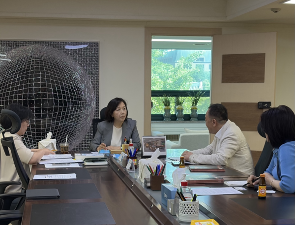 ▲ 김경 위원장이 한국연극협회 관계자들과 면담을 진행하고 있다.