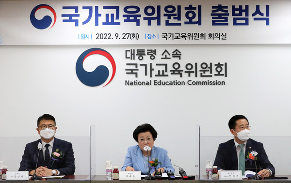 ▲ 이배용 대통령 소속 국가교육위원장이 2022년 9월 27일 오후 서울 종로구 정부서울청사에서 열린 국교위 출범식에 참석해 발언하고 있다. 왼쪽부터 장상윤 교육부 차관, 이 위원장, 이태규 국회 교육위원회 국민의힘 간사. /뉴시스
