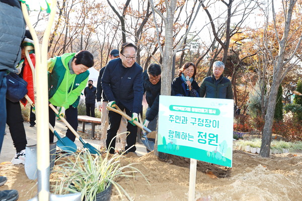 ▲ 유성훈 금천구청장이 오미생태공원 내 정원 조성에 주민과 함께했다.