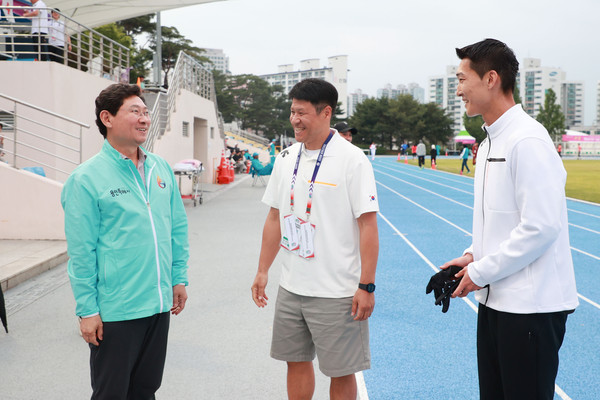 ▲ 이상일 시장이 지난 5월 29일 구미에서 열린 아시아육상경기선수권대회를 찾아 우상혁 선수를 격려하고 있다.