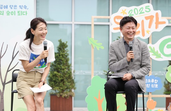 ▲ 배우 박진희(왼쪽)와 조용익 부천시장이 ‘환경공감 토크콘서트’를 하고 있다.