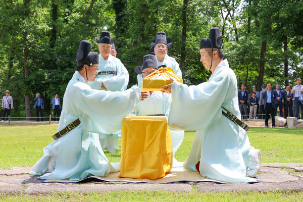 ▲ 전성수 서초구청장(오른쪽)이 태종대왕 603주기 기신제에서 ‘초헌관’을 맡아 제향에 참여하고 있다.