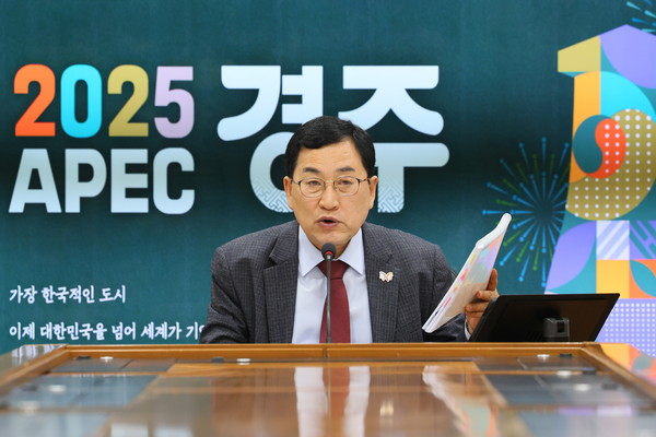 ▲ 주낙영 경주시장이 9일 오전 시청 영상회의실에서 열린 국소본부장회의에서 새 정부 출범에 따른 경주시 대응 방향에 대해 발언하고 있다.
