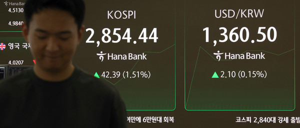 ▲ 9일 오전 서울 중구 하나은행 딜링룸에서 딜러들이 업무를 하고 있다. /뉴시스