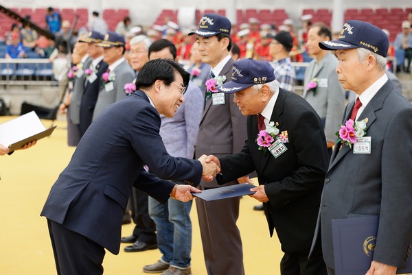 ▲ 서강석 송파구청장이 지난해 ‘송파구 보훈가족 한마당’에서 모범 국가보훈대상자에게 표창을 수여하고 있다.