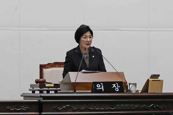 ▲ 남연희 의장이 제285회 제1차 정례회에서 개회사를 하고 있다.