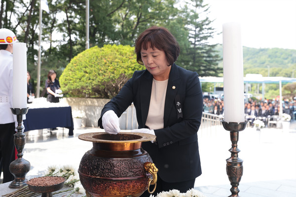 ▲ 분향하는 오인열 의장.