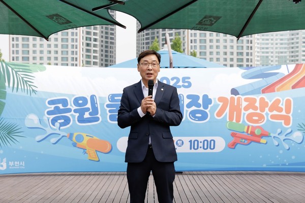 ▲ 김병전 의장이 공원 물놀이장 개장식에서 축사를 하고 있다.
