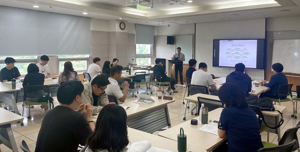 ▲ 경과원에서 ‘지역산업맞춤형인력양성사업’ 일환으로 추진하고 있는 ‘품질관리를 위한 사내표준화 실무’ 교육이 진행되고 있다.