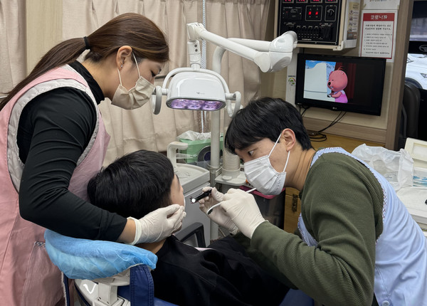 ▲ ‘찾아가는 초등학생 치과주치의사업’ 이동진료 사진.