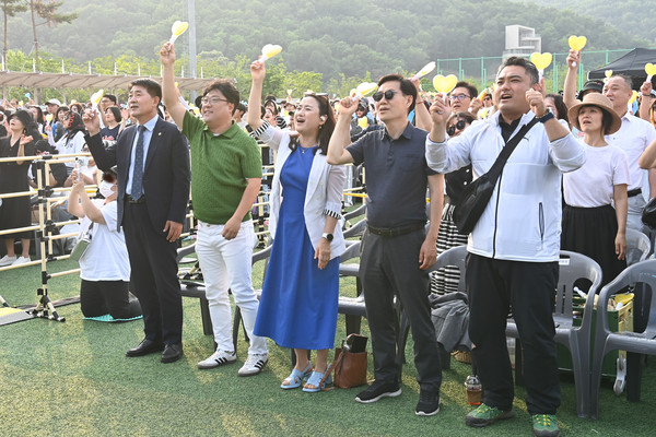 ▲ 화성특례시의회 의원들 '화성특례시 특별한 콘서트' 참석 모습.