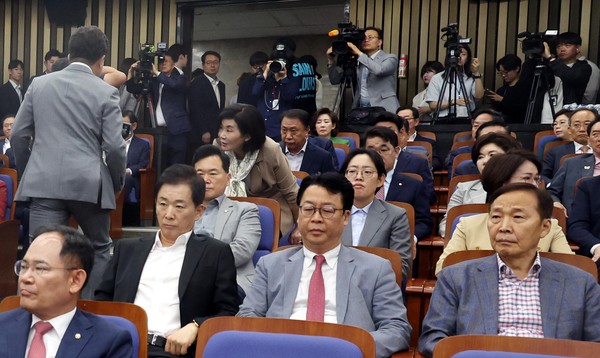 ▲ 권성동(왼쪽) 국민의힘 원내대표가 서울 여의도 국회에서 열린 의원총회에서 사퇴의사를 밝히고 자리를 떠나자 의원들이 굳은 표정을 짓고 있다. /뉴시스