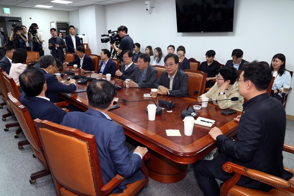 ▲ 송언석(오른쪽 세번째) 국민의힘 의원을 비롯한 의원들이 9일 오전 서울 여의도 국회 의원회관 간담회의실에서 열린 당내 현안 관련 3선 의원 모임에 참석해 있다. /뉴시스