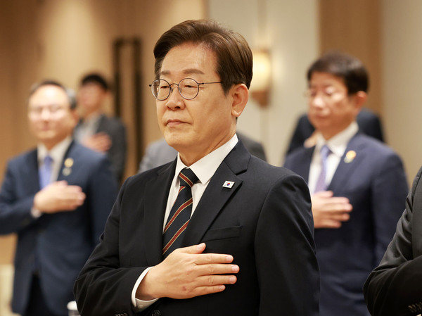 ▲ 이재명 대통령이 9일 서울 용산구 대통령실 청사에서 열린 2차 비상경제점검 태스크포스(TF)회의에서 국기에 경례를 하고 있다. /뉴시스