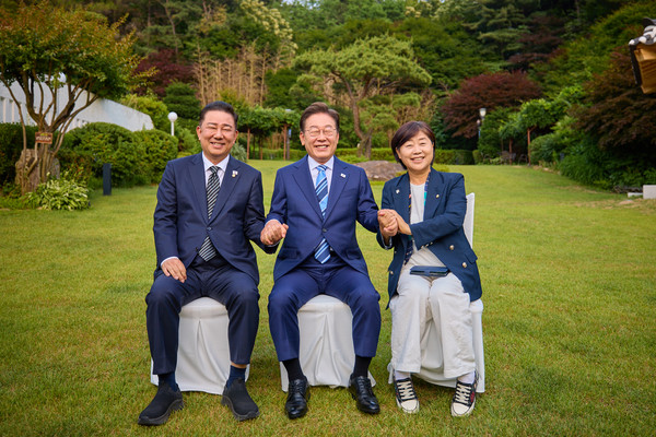 ▲ 이재명 대통령, 여당 원내대표 후보들과 기념촬영. /뉴시스