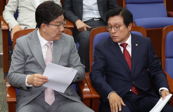 ▲ 권성동 국민의힘 원내대표가 5일 오전 서울 여의도 국회에서 열린 의원총회에서 박형수(오른쪽) 원내수석부대표와 대화하고 있다. /뉴시스