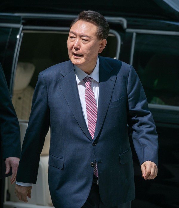 ▲ 윤석열 전 대통령이 9일 서울 서초구 서울중앙지방법원에서 열린 내란 우두머리 혐의·직권남용 권리행사 방해 혐의 사건 6차 공판에 출석하고 있다. /뉴시스