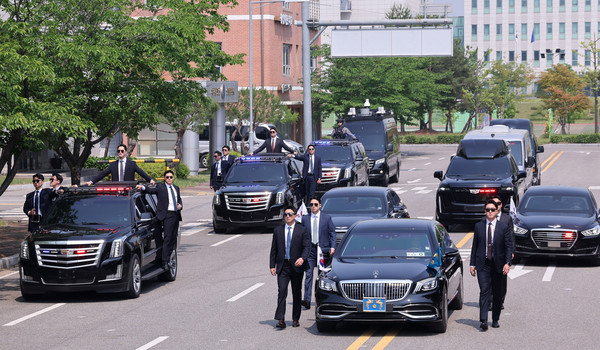 ▲ 27일 서울 강서구 경호안전교육원에서 대통령경호처 경호관들이 제21대 대통령 취임식을 앞두고 차량 퍼레이드 훈련을 하고 있다. /뉴시스