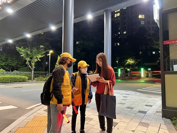 ▲ 성동구가 1인가구와 여성 등 안전 취약계층 대상해 ‘안심생활환경 조성 사업’을 중점 추진한다. 사진은 ‘안심귀가스카우트’ 운영 모습.