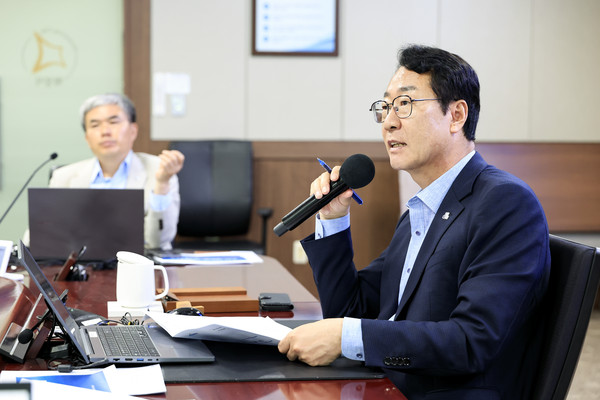 ▲ 정명근 화성특례시장이 새 정부 출범 대응 전략회의를 주재하고 있다.