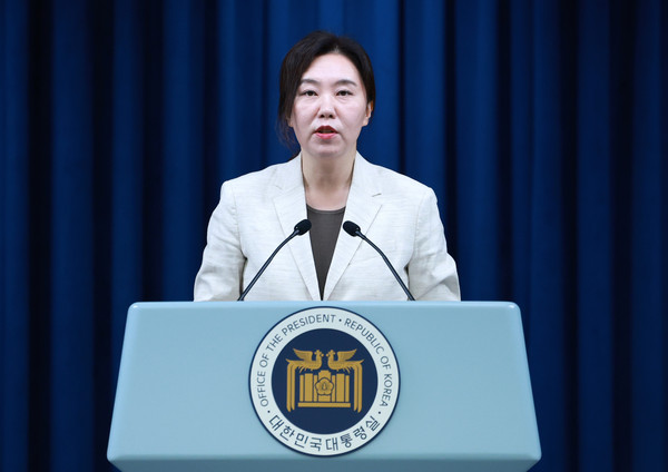 ▲ 국민추천제 관련 브리핑 하는 강유정 대변인. /뉴시스