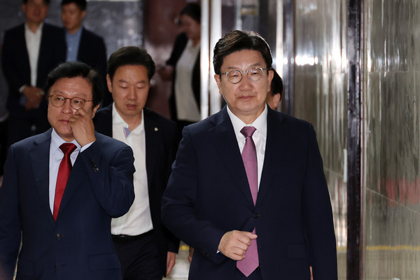 ▲ 원내대책회의 참석하는 권성동 원내대표. /뉴시스