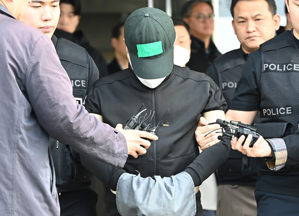 ▲ 부모와 처자식 등 일가족 5명을 살해한 혐의로 구속된 가장 A씨가 24일 경기 용인동부경찰서 유치장을 나와 검찰로 송치되고 있다. /뉴시스