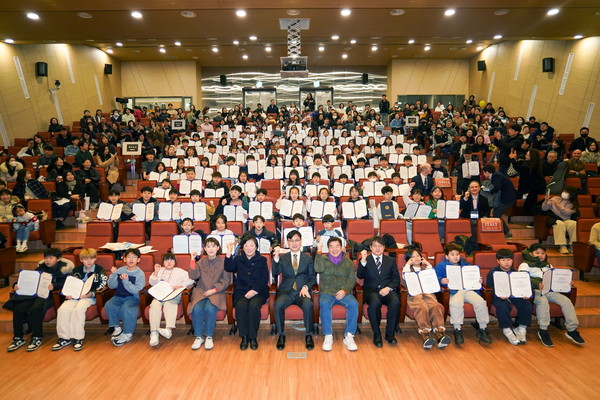 ▲ 2024학년도 겨울방학 영어체험교실 수료식 기념촬영.