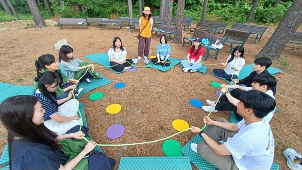 ▲ '숲에서 나를 만나다' 프로그램 중 숲 치유 교육 진행 모습.
