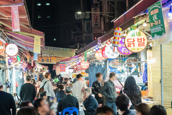 ▲ 지난해 성내전통시장 야시장 모습.