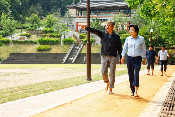 ▲ 김경희 이천시장이 서희테마파크 축제마당 내 황톳길을 걷고 있다.
