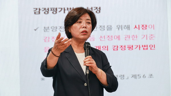 ▲ 과천그랑레브데시앙 입주민 간담회에서 신계용 과천시장이 조기 분양전환에 대해 설명하고 있다.