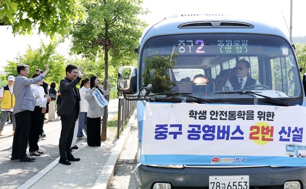 ▲ 공영버스 영종중 하교 노선(중구 2번) 신설 관련 현장점검 나선 김정헌 인천 중구청장.
