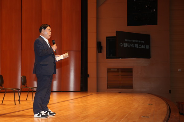 ▲ 이재식 의장이 '제17회 향토음악제 수원뮤직페스티벌'에 참석해 축사를 하고 있다.