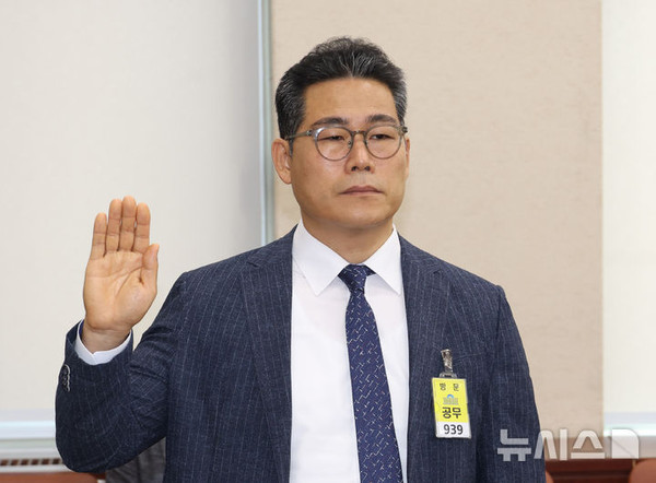 ▲ 백해룡 강서경찰서 화곡지구대장(전 영등포서 형사과장)이 지난 2024년 8월 20일 서울 여의도 국회에서 열린 제417회 국회 임시회 제2차 행정안전위원회 마약수사 외압 의혹 관련 청문회에서 증인 선서를 하고 있다.