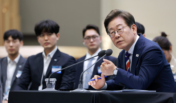 ▲ 참석자 질문에 답하는 이재명 대통령. /뉴시스
