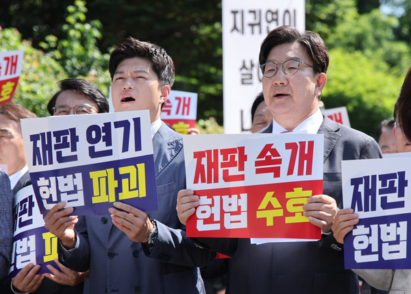 ▲ 이 대통령 재판 연기 비판 구호 외치는 김용태-권성동. /뉴시스