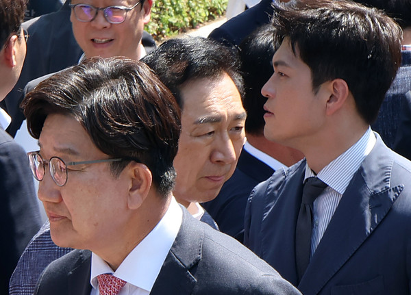 ▲ 김용태 국민의힘 비상대책위원장과 권성동 원내대표, 김기현 의원이 굳은 표정으로 이동하고 있다. /뉴시스