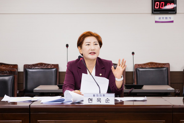 ▲ 안산시의회 현옥순 의원이 지난 4일 있었던 제297회 안산시의회 제1차 정례회 문화복지위원회에서 ‘안산시 해양폐기물 관리에 관한 조례안’에 대해 설명하고 있다.